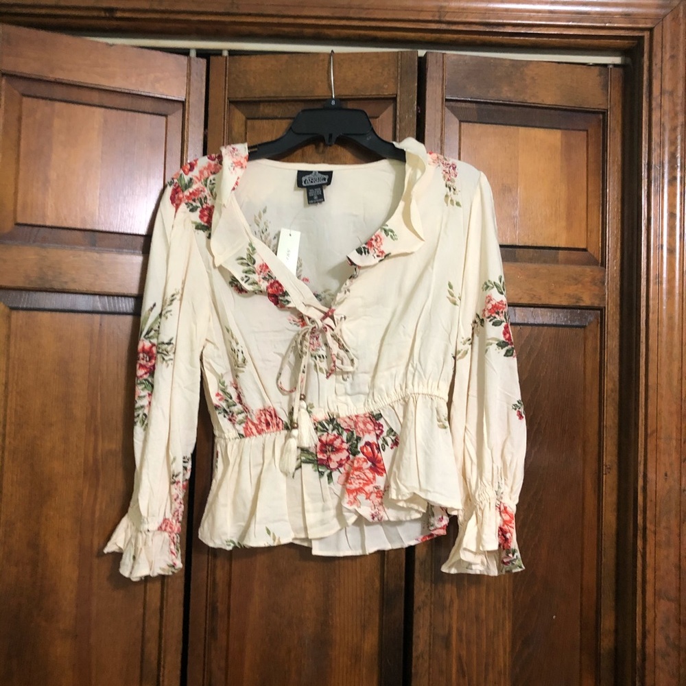 ❗️❗️CLEARANCE NWT Francesca’s floral blouse